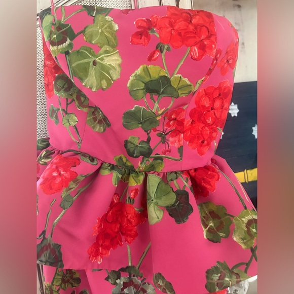 Oscar de la Renta
Strapless Geranium-Print Faille Peplum Trumpet Gown - Picture 4 of 10